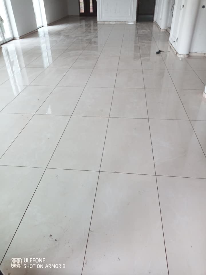 Beltéri burkolás 200 m²-en