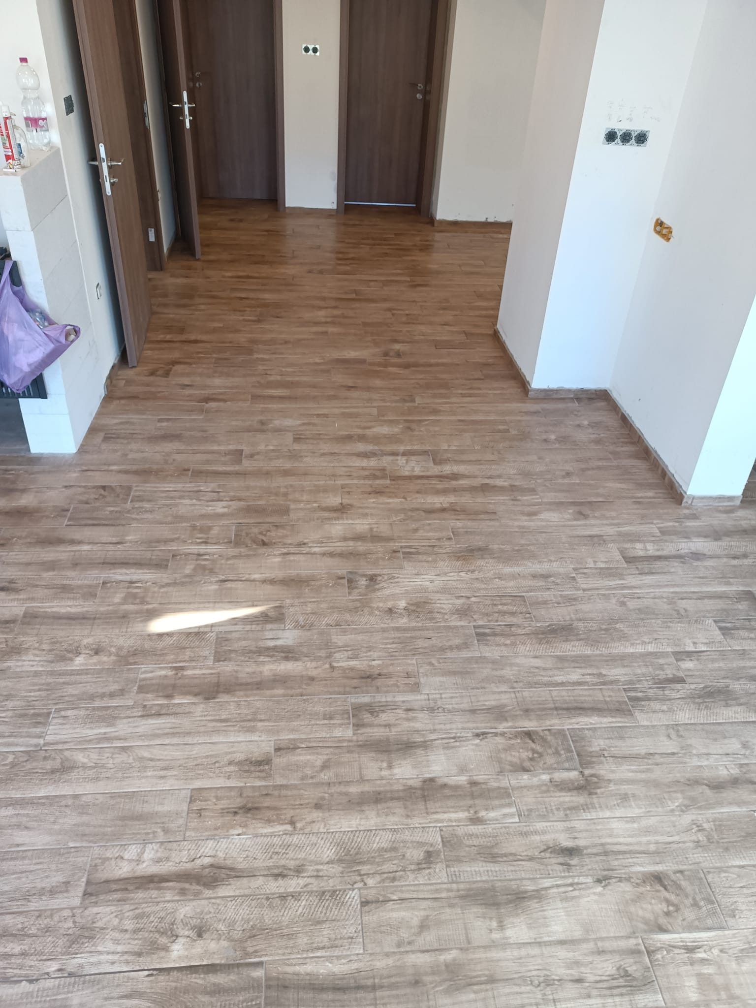 Lakás padlóburkolás fahatású járólappal